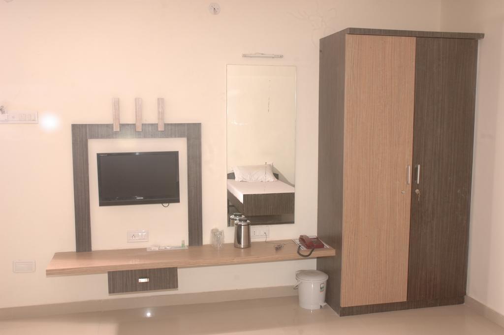 Hotel Sapphire Junagadh Rom bilde
