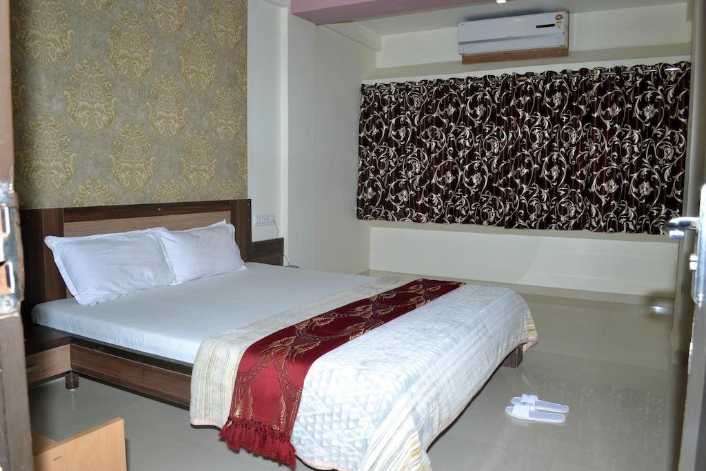 Hotel Sapphire Junagadh Eksteriør bilde