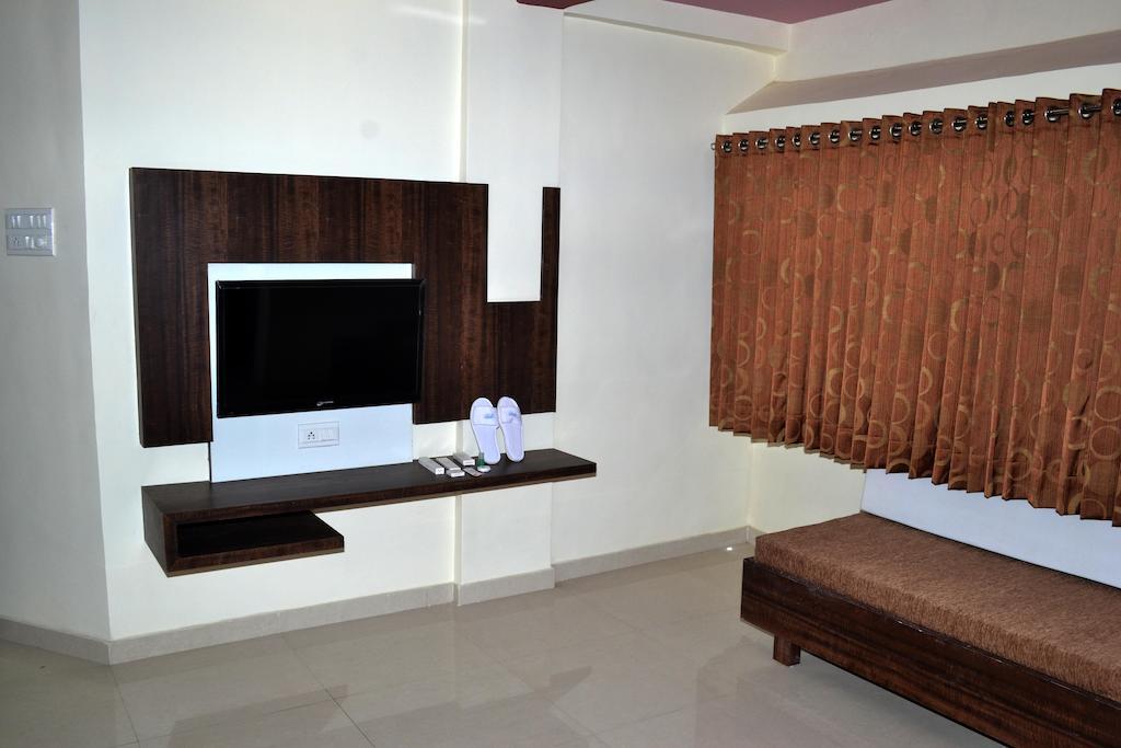 Hotel Sapphire Junagadh Eksteriør bilde