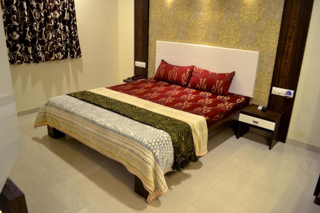 Hotel Sapphire Junagadh Rom bilde