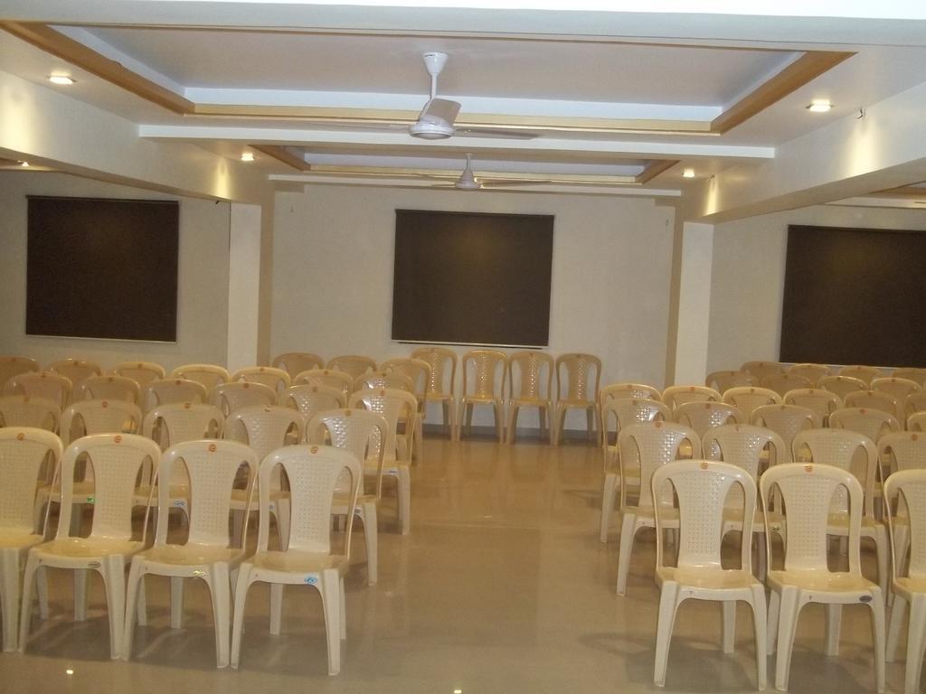 Hotel Sapphire Junagadh Eksteriør bilde