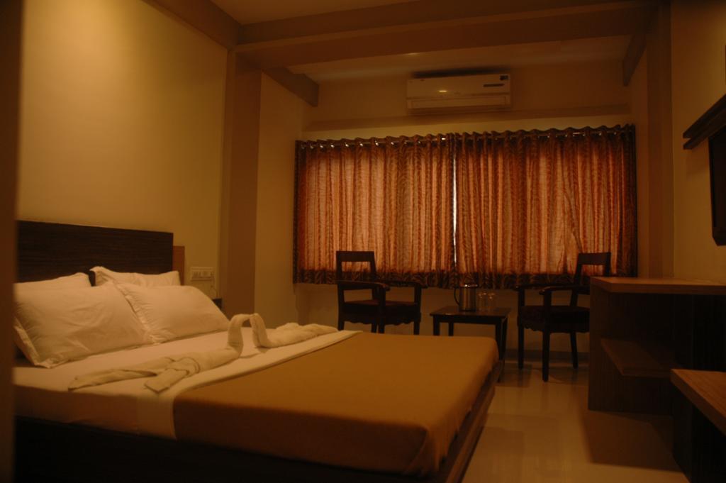 Hotel Sapphire Junagadh Eksteriør bilde