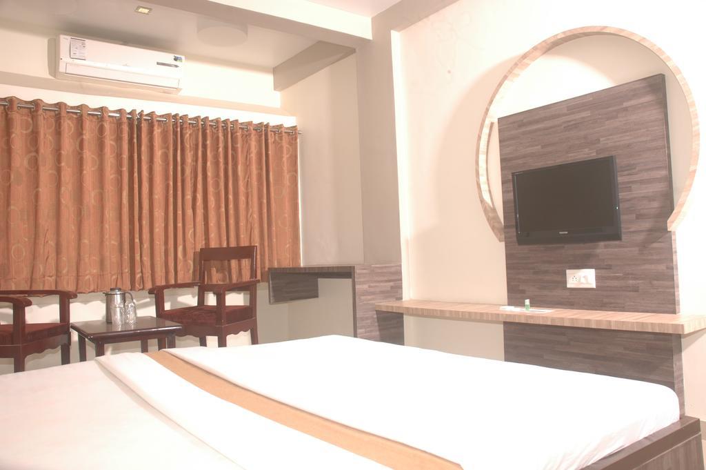 Hotel Sapphire Junagadh Eksteriør bilde