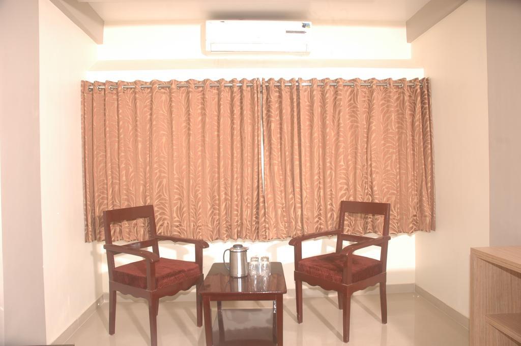 Hotel Sapphire Junagadh Eksteriør bilde
