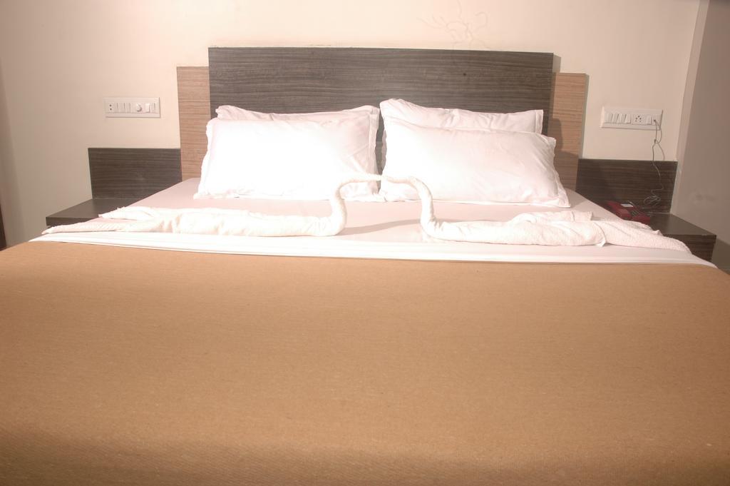 Hotel Sapphire Junagadh Eksteriør bilde