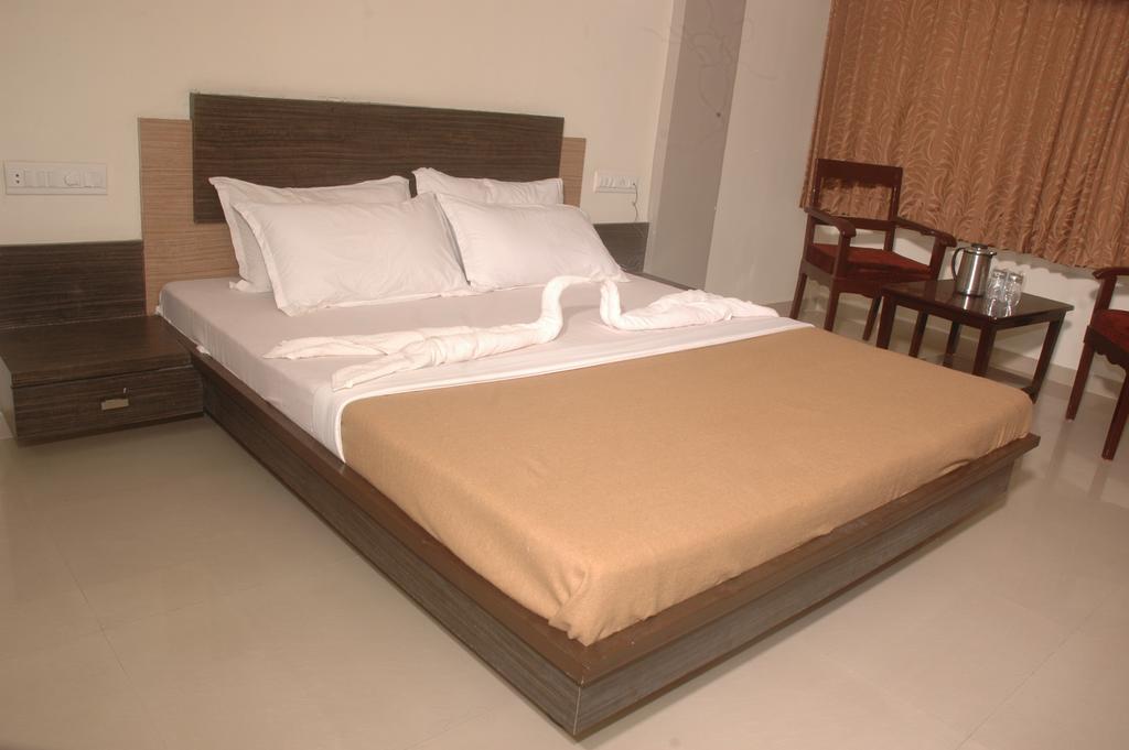 Hotel Sapphire Junagadh Eksteriør bilde