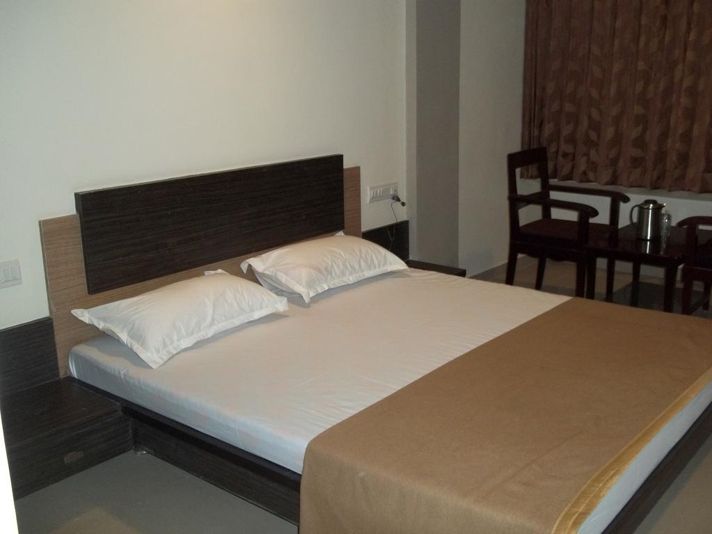 Hotel Sapphire Junagadh Eksteriør bilde