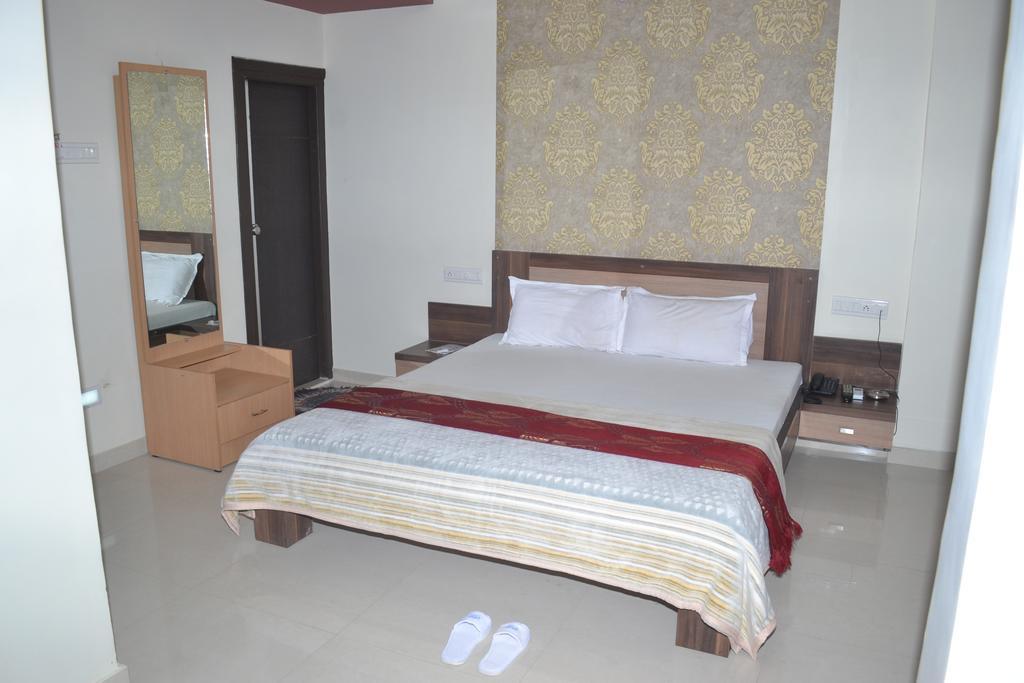Hotel Sapphire Junagadh Eksteriør bilde