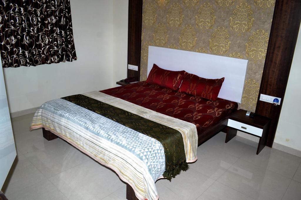 Hotel Sapphire Junagadh Eksteriør bilde