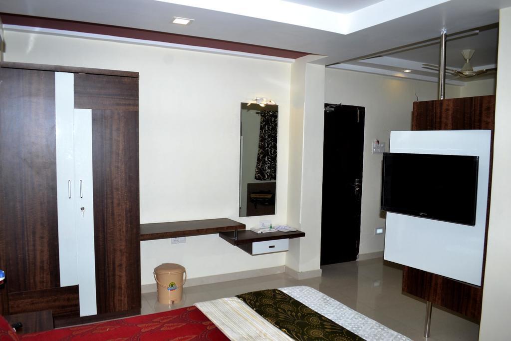 Hotel Sapphire Junagadh Eksteriør bilde