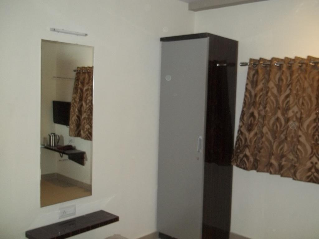 Hotel Sapphire Junagadh Eksteriør bilde