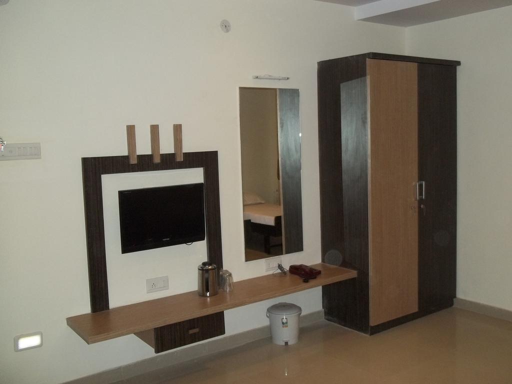 Hotel Sapphire Junagadh Eksteriør bilde